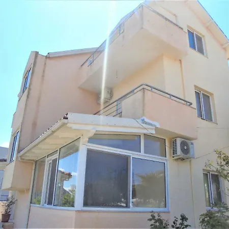 Aparthotel Dema *